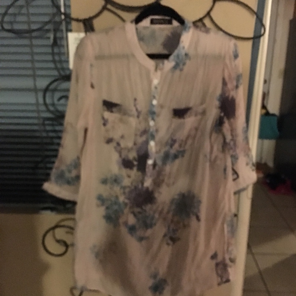 have lg and med. I have this top and it is a go-to